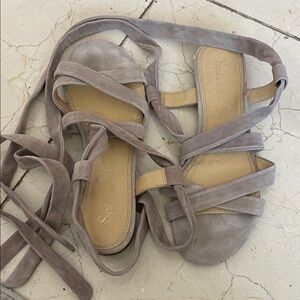 LIKE NEW Splendid Gray Strappy Sandals